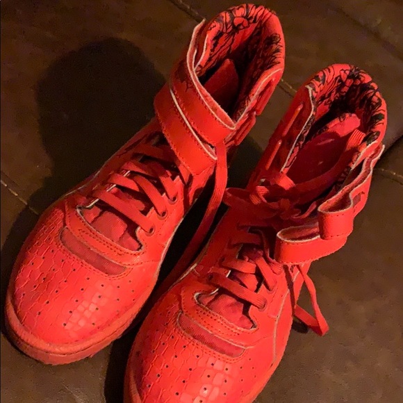 Women’s Red Size 7 Pumas - Picture 1 of 4